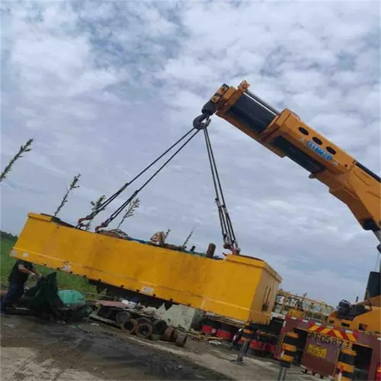 竹根滩镇吊运集装箱的吊车